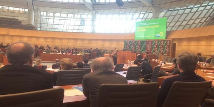 Atheisten und Gläubige: Ein schwieriges Verhältnis im Schatten der Freiheit Atheisten und Gläubige: Ein schwieriges Verhältnis im Schatten der Freiheit